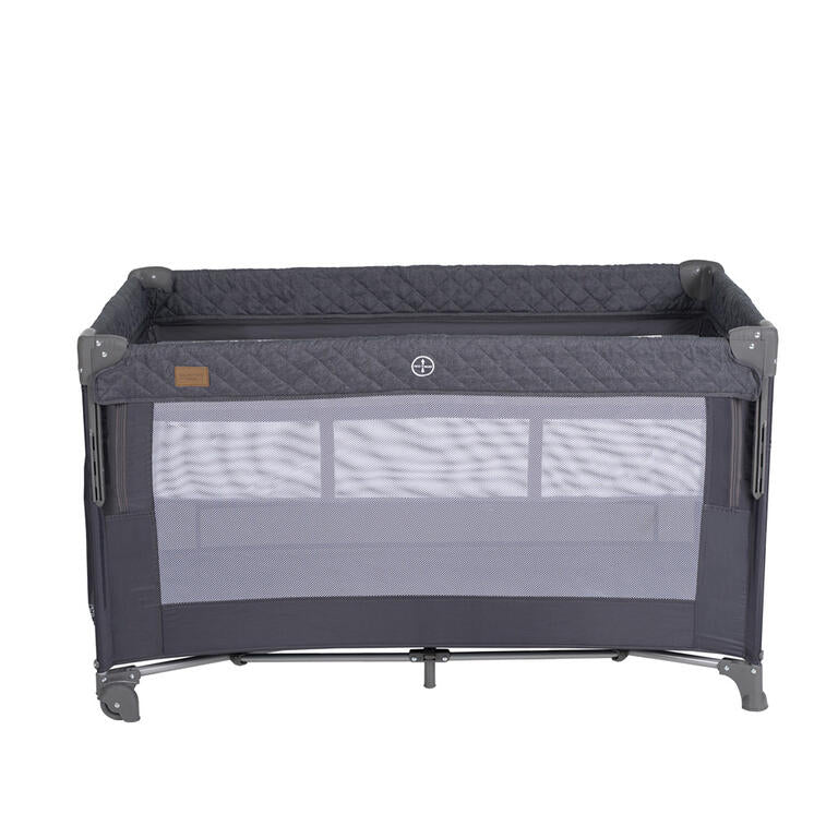 Detalhe do berço Olmitos com a lateral rebatida, mostrando o sistema de fixação à cama dos pais para co-sleeping seguro.