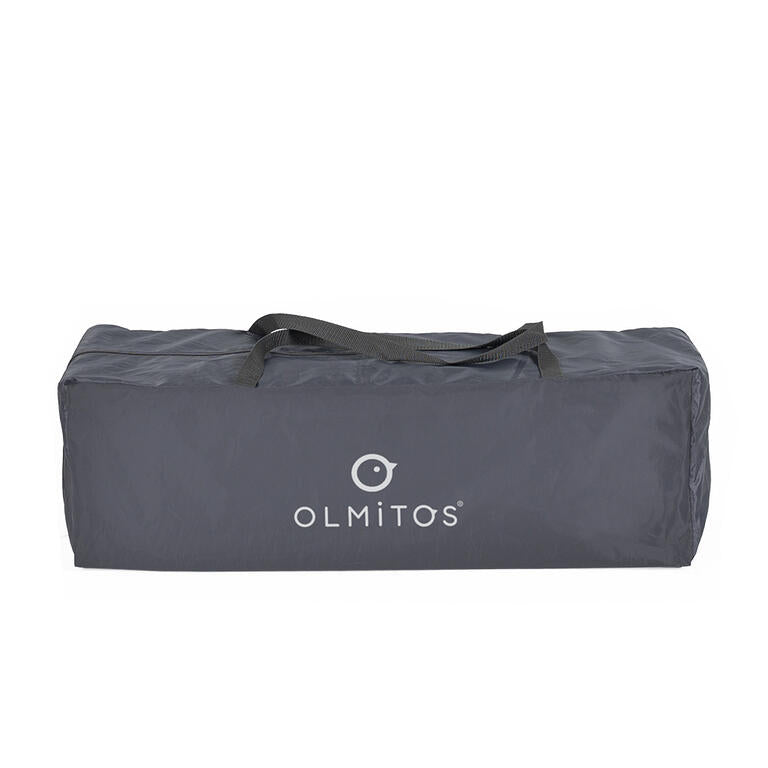 Olmitos Berço Cama de Viagem dobrado e compacto, pronto para transporte, com a bolsa de transporte ao lado.