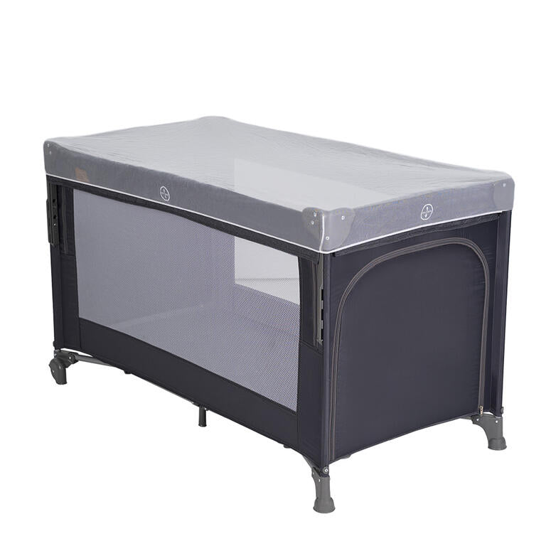 Olmitos Berço Cama de Viagem Joie em modo co-sleeping, junto a uma cama de casal, com lateral rebatida e ajustado em altura.