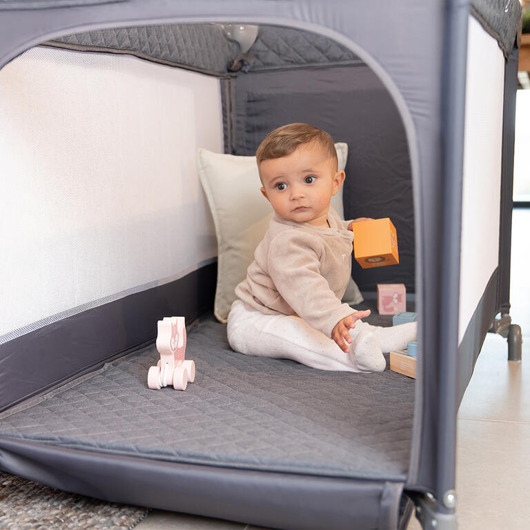 Detalhe do bolso lateral de arrumação do berço Olmitos, com espaço para fraldas ou pequenos objetos.