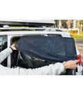 Cortina para-sol ajustável Olmitos instalada na janela lateral de um carro para proteção do bebé.