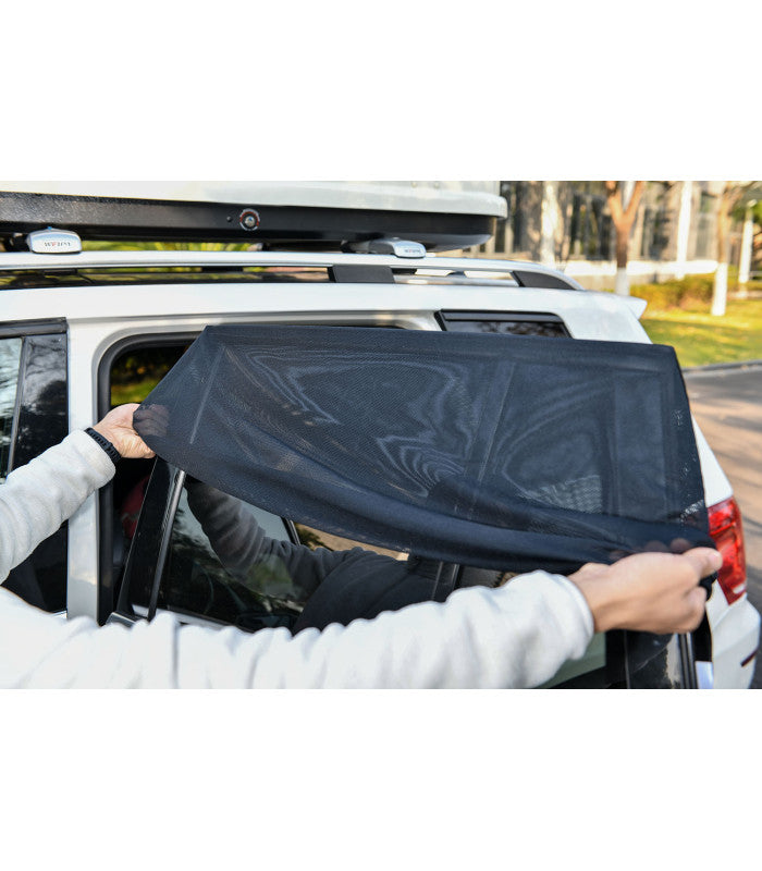 Cortina para-sol ajustável Olmitos instalada na janela lateral de um carro para proteção do bebé.