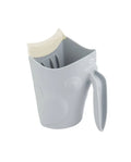Jarro de enxaguamento Olmitos cinzento claro da Skip Hop, com pega lateral e boquilha de silicone creme, isolado em fundo branco.