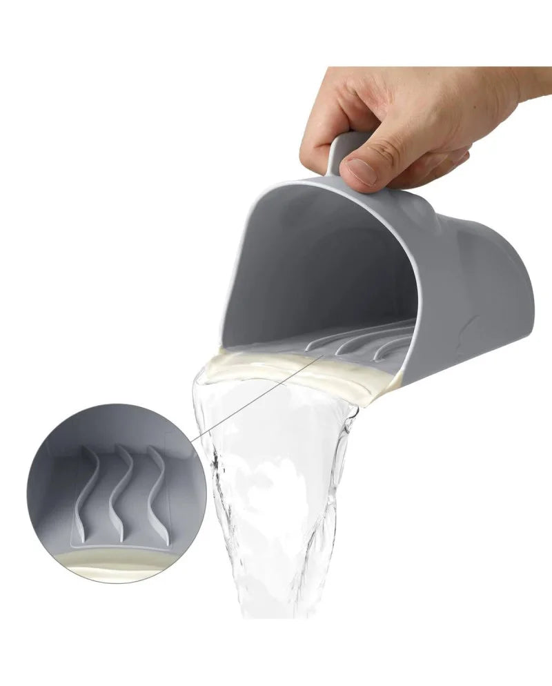 Detalhe do jarro Olmitos a verter água, com zoom a mostrar a boquilha de silicone macia com ranhuras para um fluxo controlado e delicado.