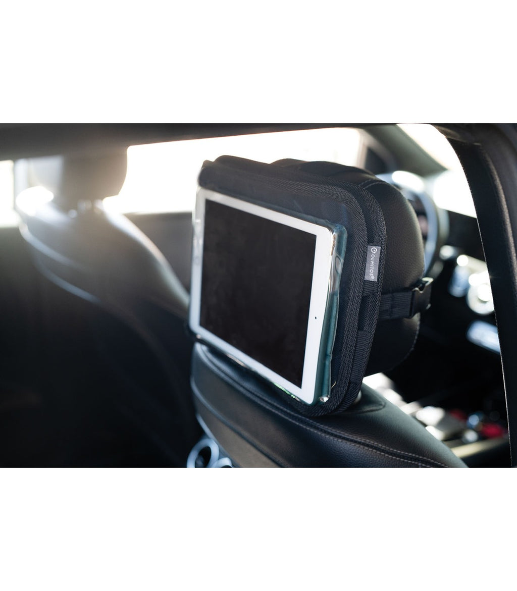Suporte para tablet Olmitos instalado no encosto de cabeça do carro com capa de PVC transparente.