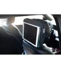 Suporte para tablet Olmitos instalado no encosto de cabeça do carro com capa de PVC transparente.