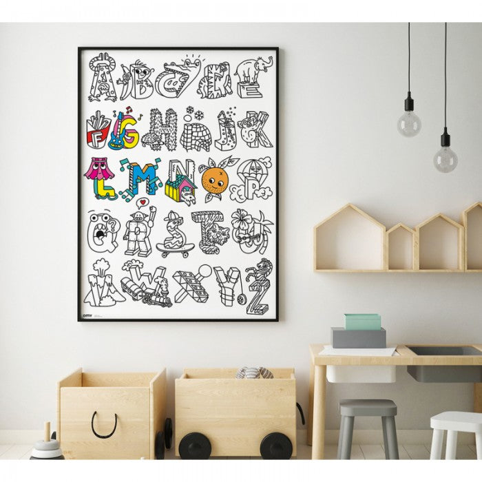 Póster gigante para colorir OMY ABC, mostrando a caixa com ilustrações das letras do alfabeto e detalhes do produto.