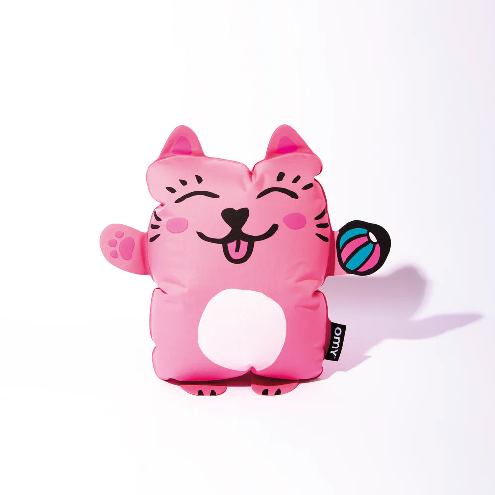 Almofada insuflável OMY cor-de-rosa com um gato sorridente a segurar uma bola colorida, em fundo branco.
