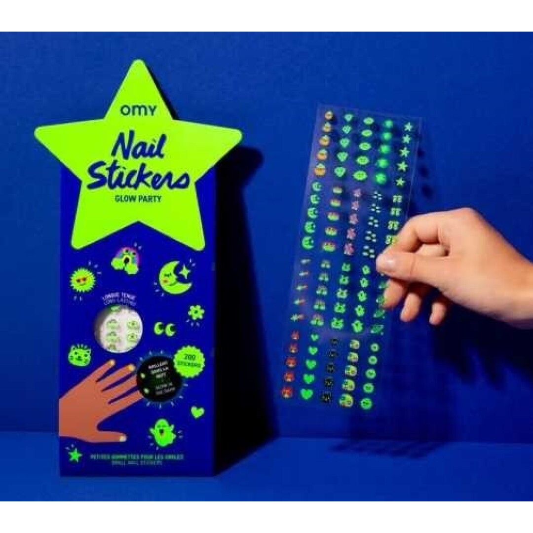 Comparação visual: unhas sem autocolantes vs. unhas com autocolantes OMY, destacando o resultado final divertido.