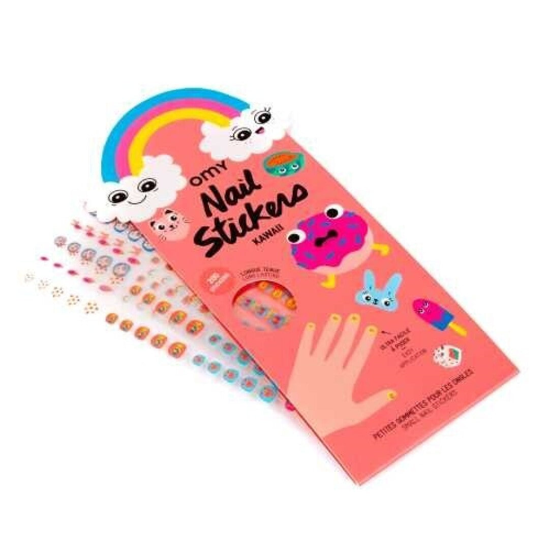 Criança a aplicar um autocolante de unha OMY de animal, demonstrando a facilidade de aplicação.