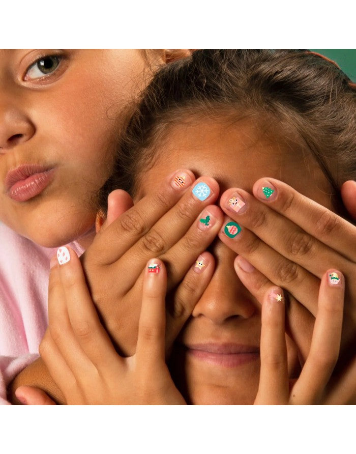 Detalhe de unhas de criança decoradas com autocolantes OMY de animais sorridentes e coloridos.
