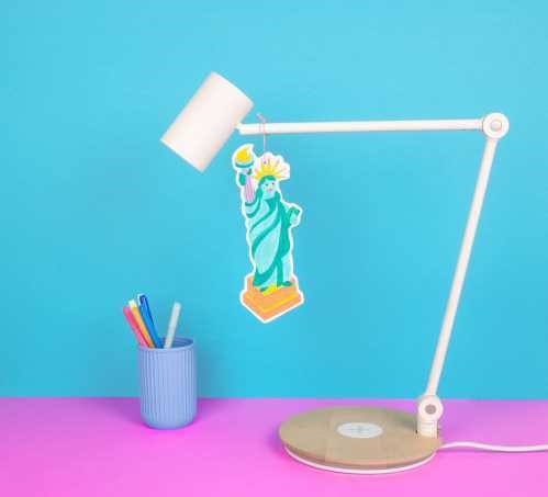 Decoração da Estátua da Liberdade pintada com a OMY Caixa para colorir New York pendurada numa luminária.