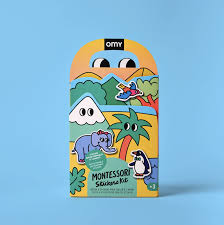 Embalagem quadrada da OMY com alça, apresentando um cenário de montanhas e animais em estilo cartoon, com o título "Montessori Sticker Kit".