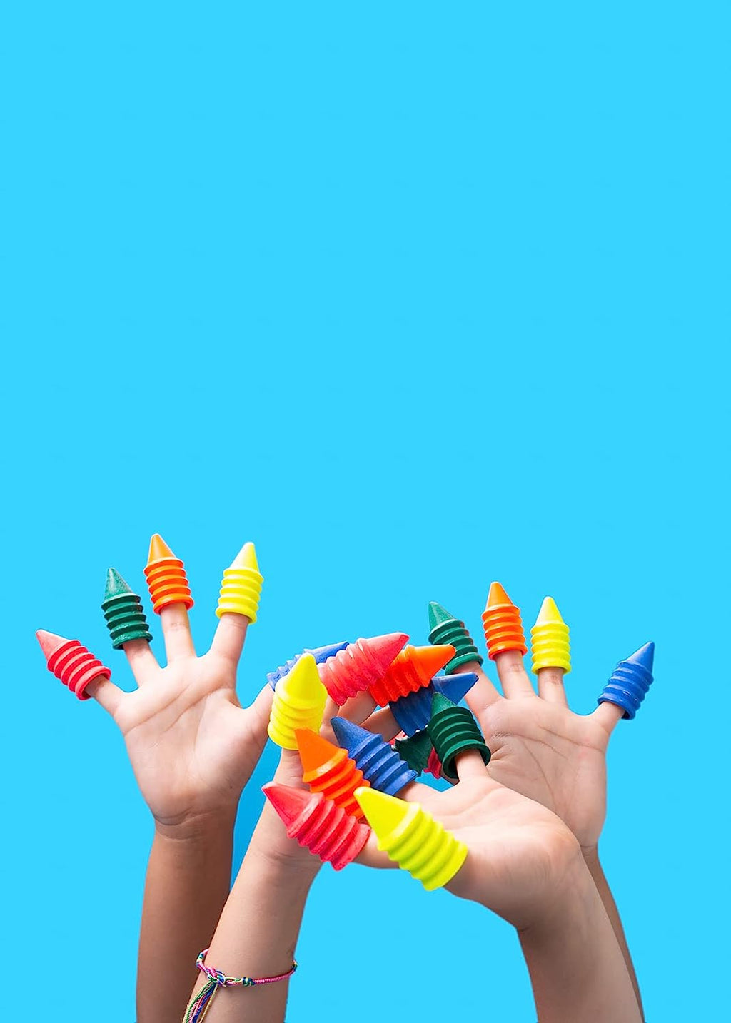 Caixa aberta dos lápis de cera OMY com 6 cores vibrantes (preto, azul, verde, amarelo, laranja e rosa) prontos a usar.