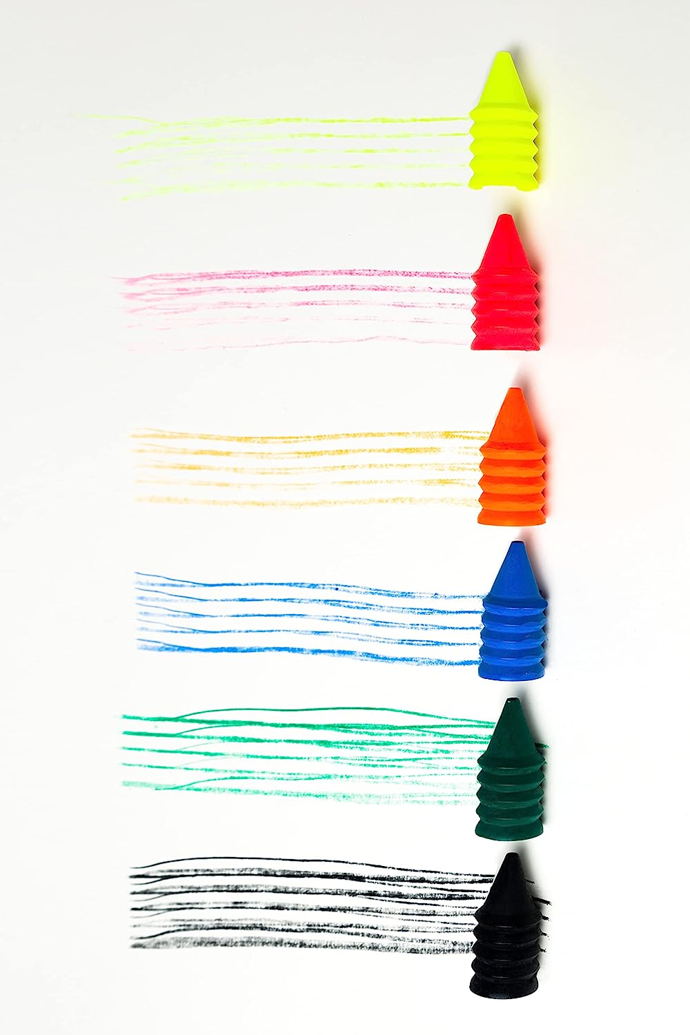 Criança a utilizar um dos lápis de cera OMY no dedo, a colorir um desenho com cores vivas.