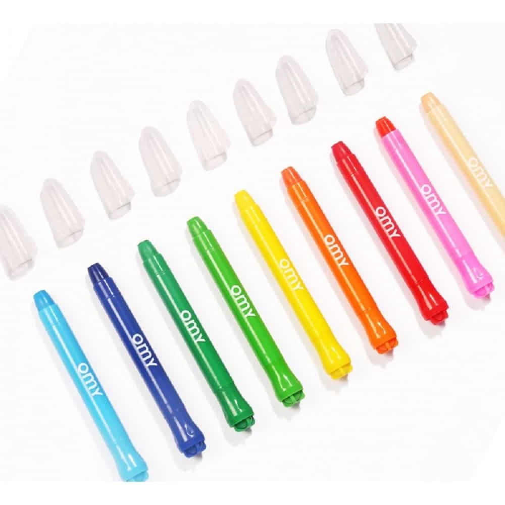 Nove lápis de cera em gel OMY, dispostos em linha com as respetivas tampas transparentes ao fundo, exibindo um espectro de cores vibrantes.