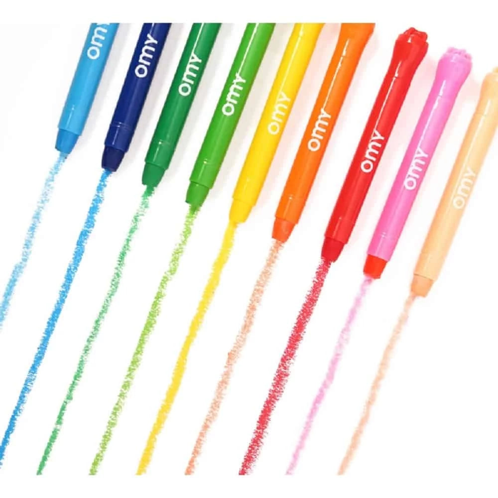 Demonstração de traços dos lápis de cera em gel OMY, mostrando a textura suave e as cores intensas (azul, verde, amarelo, laranja, vermelho, rosa e bege) em uso.