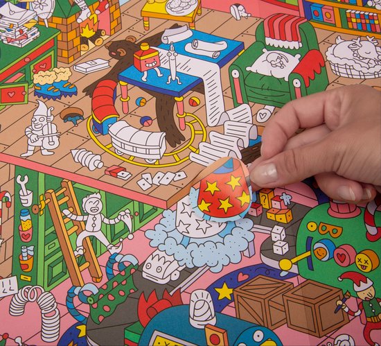 Detalhe do poster gigante, com uma mão a colocar um autocolante, mostrando a textura do papel e a riqueza de detalhes do desenho.