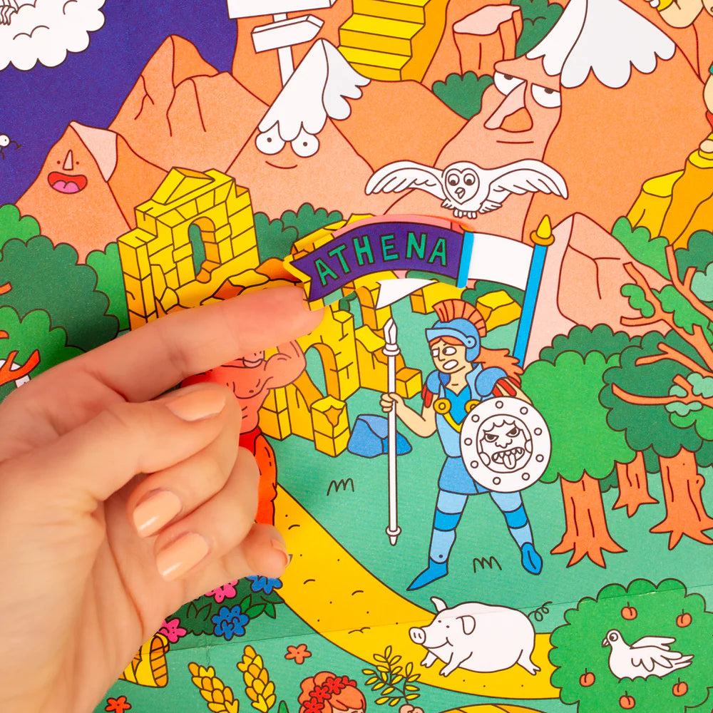 Detalhe do póster OMY Mitologia sendo personalizado com um autocolante da deusa Atena (Athena) por uma mão.