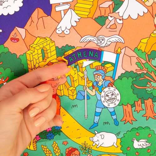Detalhe do póster com uma criança a colocar um autocolante da deusa Atena. Mostra a arte vibrante e os autocolantes coloridos.