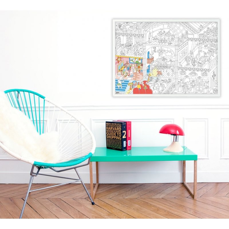 Poster gigante para colorir OMY Dança, já colorido e pendurado numa sala, mostrando o tamanho e o efeito decorativo.