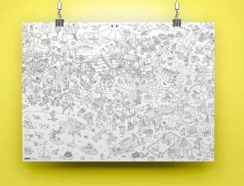 Póster gigante para colorir "I Love Summer" da OMY, pendurado na parede, mostrando a sua dimensão e o seu potencial decorativo.
