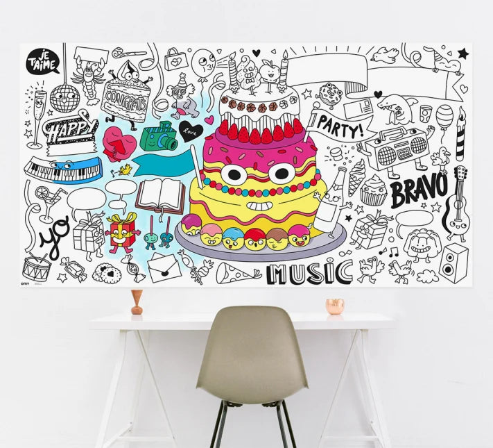 Crianças a colorir um poster gigante da OMY numa sala de estar. O poster mostra desenhos divertidos e coloridos.