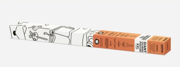 Poster gigante da OMY na sua embalagem cilíndrica.