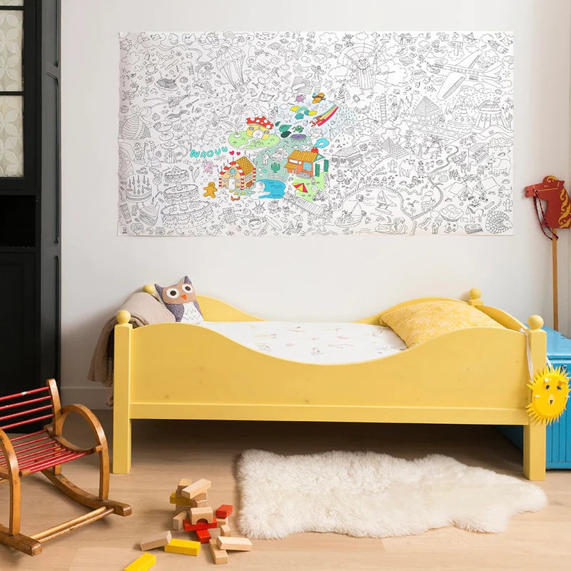 Poster gigante da OMY pendurado numa parede num quarto infantil.
