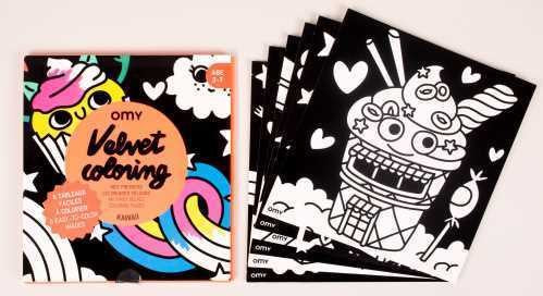 OMY Livro de pintar em veludo "Kawaii" aberto, mostrando a capa e uma das páginas com um desenho de gelado aveludado.