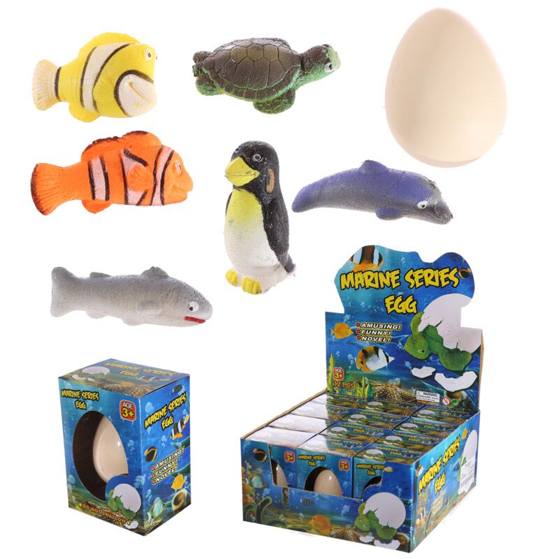 Ovo de plástico contendo uma miniatura de criatura marinha, pronto para "chocar" ao adicionar água. Diversão educativa para crianças.