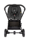 Ovo Joie i-Snug 2 (cadeira auto bebé) instalado no chassis do carrinho Joie Chrome, vista frontal.