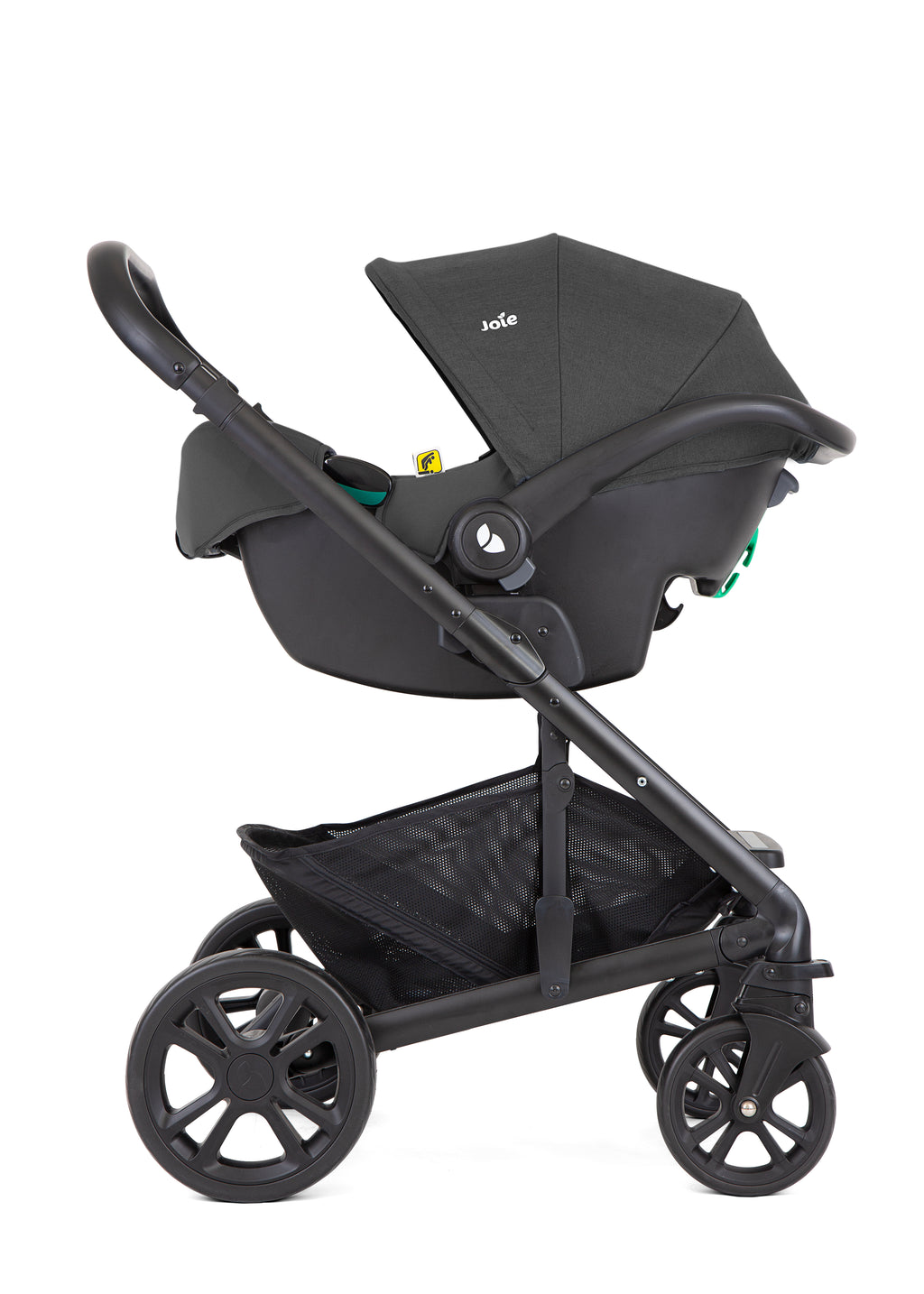 Ovo Joie i-Snug 2 (cadeira auto bebé) instalado no chassis do carrinho Joie Chrome, vista lateral.