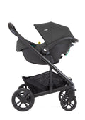 Ovo Joie i-Snug 2 (cadeira auto bebé) instalado no chassis do carrinho Joie Chrome, vista lateral.