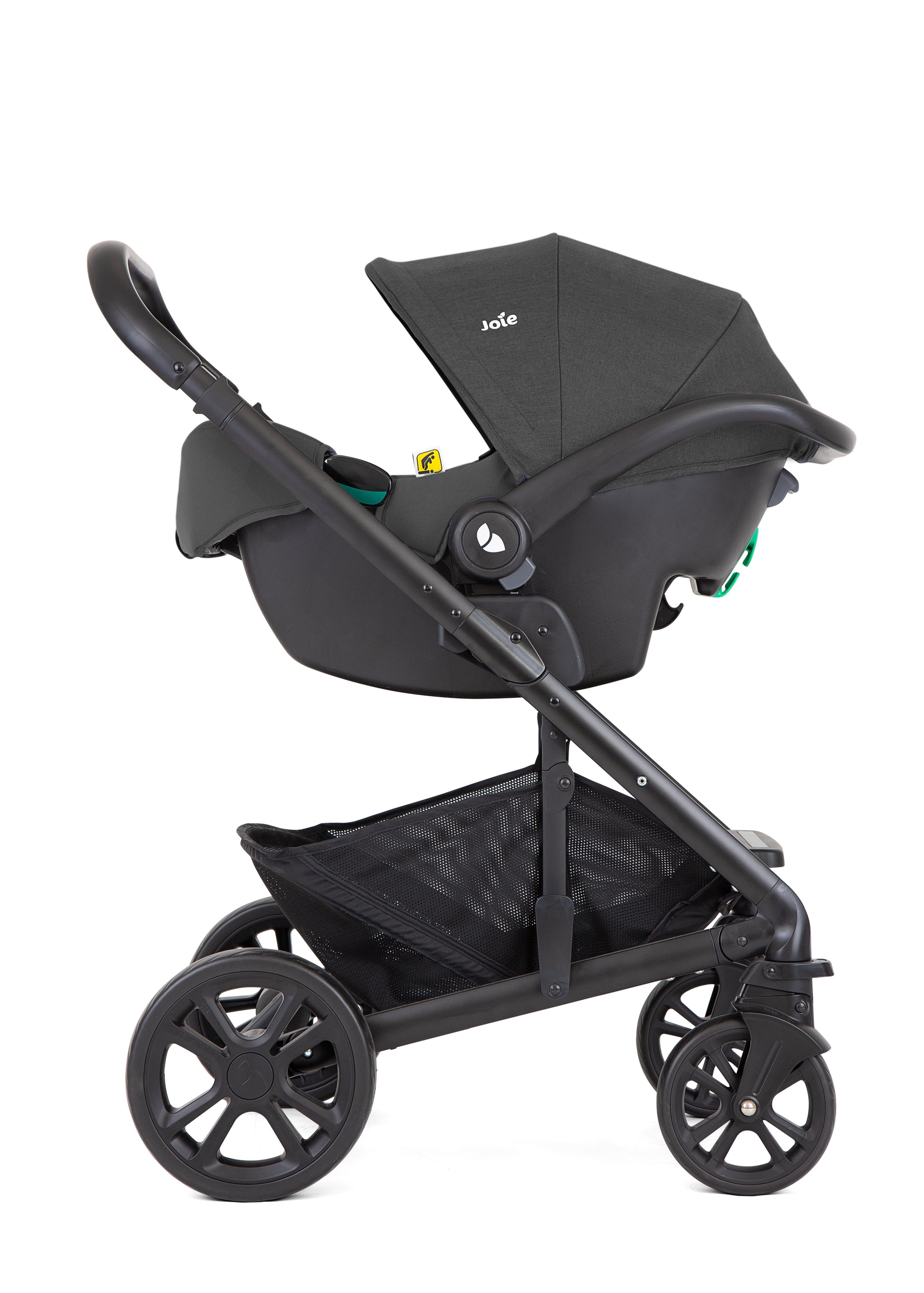 Ovo Joie i-Snug 2 (cadeira auto bebé) instalado no chassis do carrinho Joie Chrome, vista lateral.