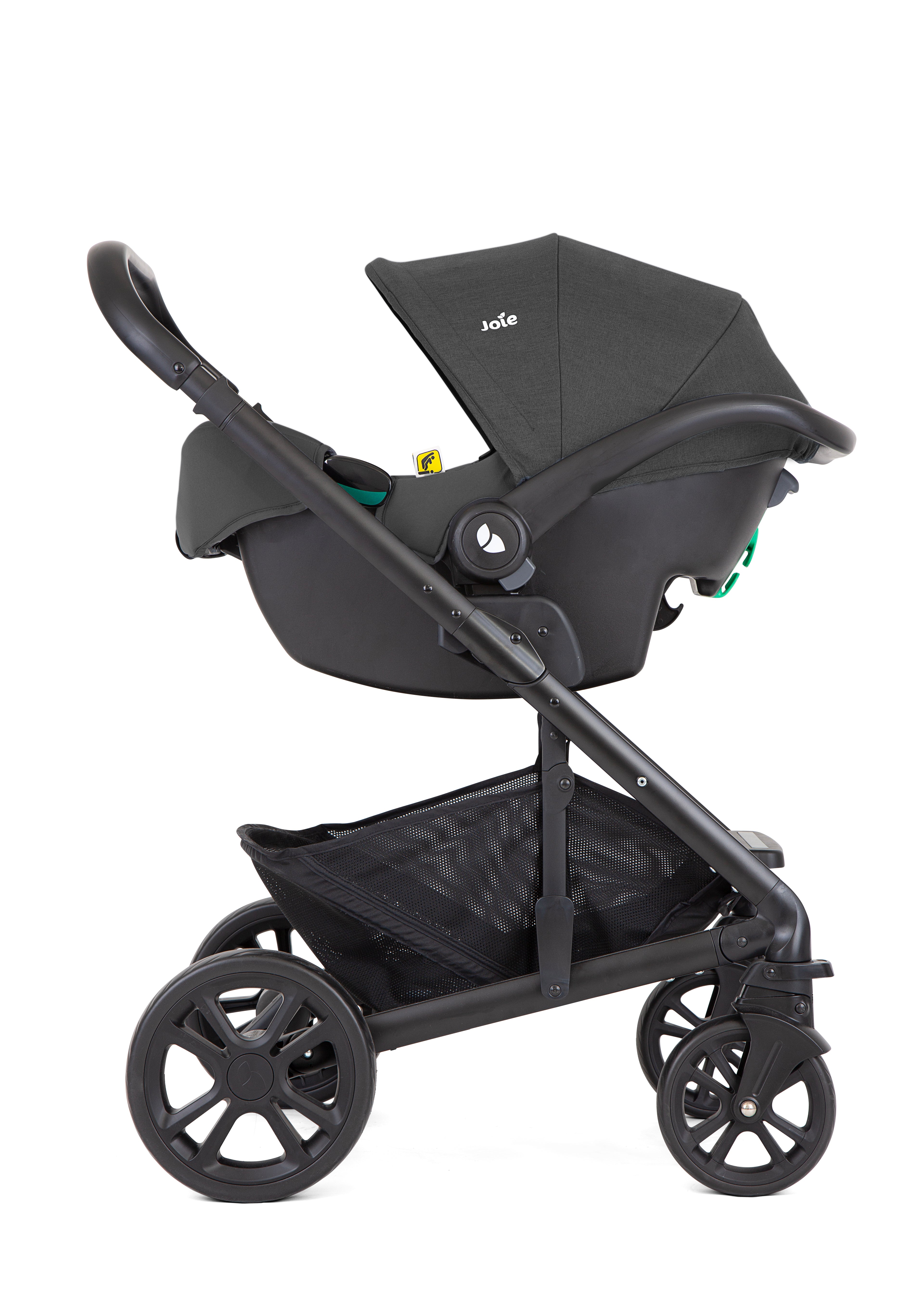 Ovo Joie i-Snug 2 (cadeira auto bebé) instalado no chassis do carrinho Joie Chrome, vista lateral.