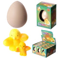 Ovo mágico da Puckator com pintainho amarelo, mostrando o ovo inteiro e o pintainho crescido, ideal para crianças a partir dos 3 anos.