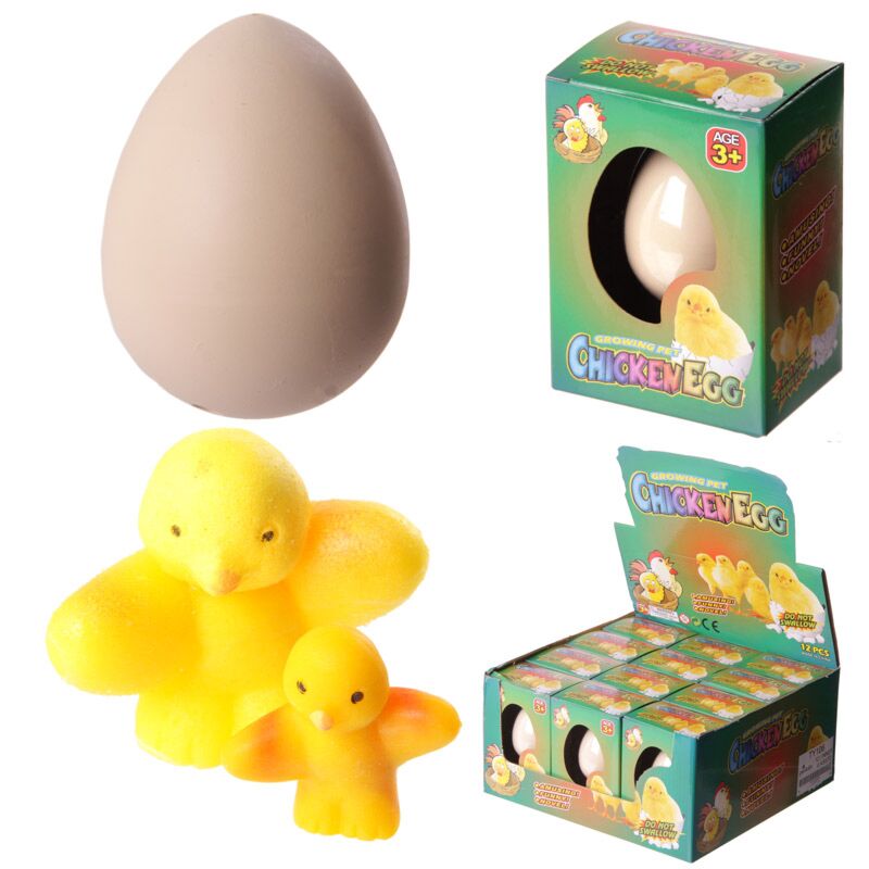 Ovo mágico da Puckator com pintainho amarelo, mostrando o ovo inteiro e o pintainho crescido, ideal para crianças a partir dos 3 anos.