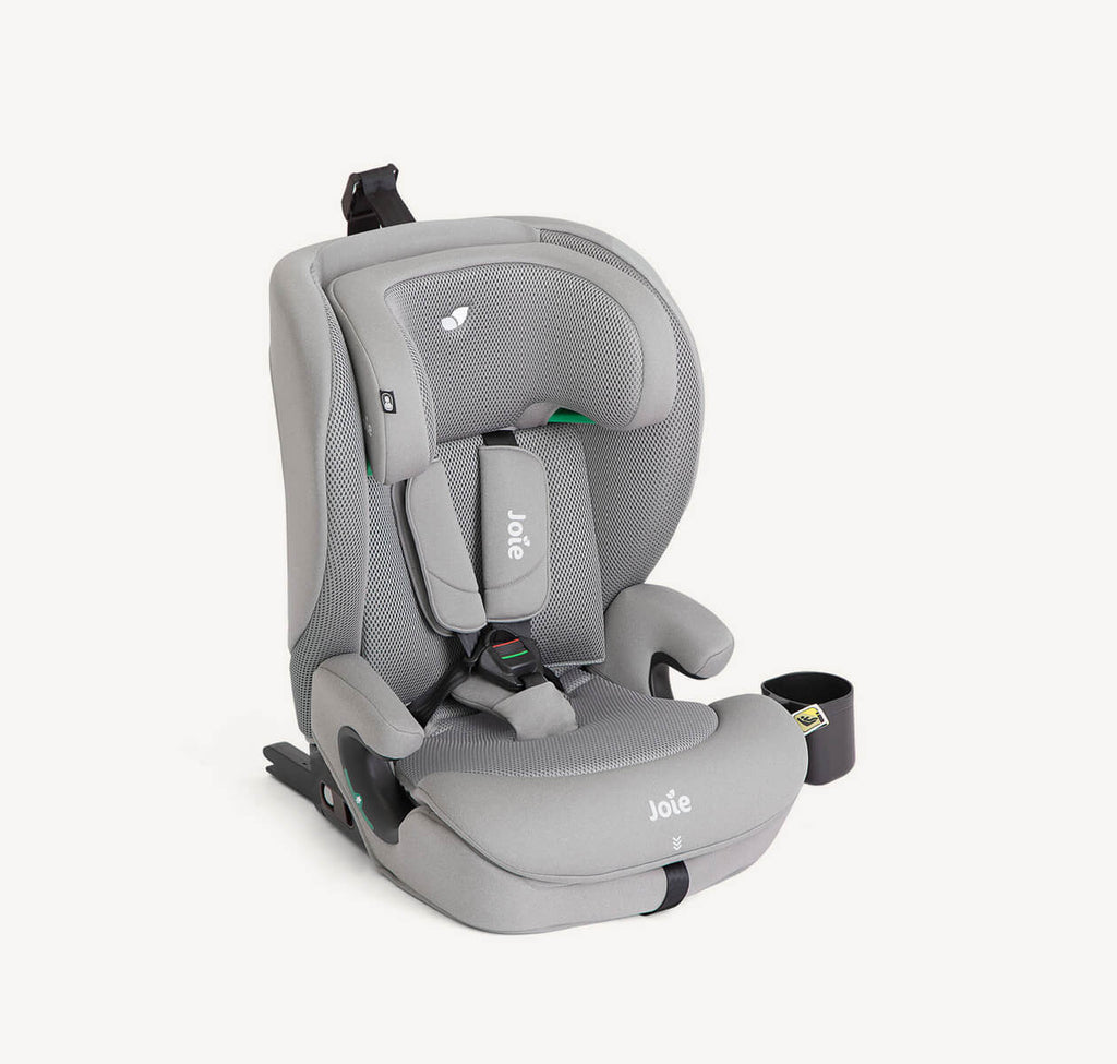 Cadeira auto Joie i-Irvana MAX em cinzento claro (Quartz), vista de três quartos, com arnês de 5 pontos.