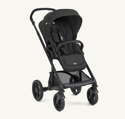 Carrinho Joie Chrome 2 na cor Raven preto, visto de três quartos