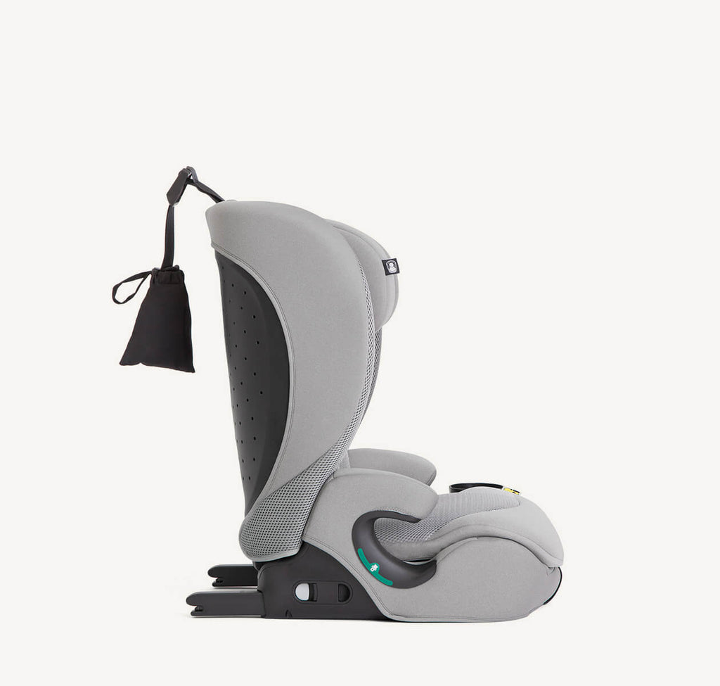 Cadeira auto Joie i-Irvana MAX em cinzento claro (Quartz), vista lateral com os conectores ISOFIX à vista.