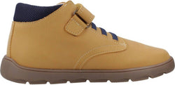 Detalhe lateral da bota Pablosky Barefoot Nobuck Tech Ambra, com atacadores azuis, velcro e sola flexível.