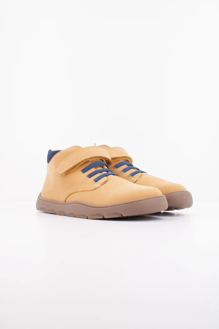 Par de botas Pablosky Barefoot Nobuck Tech Ambra, cor camel, com atacadores elásticos azuis e velcro, vista frontal.