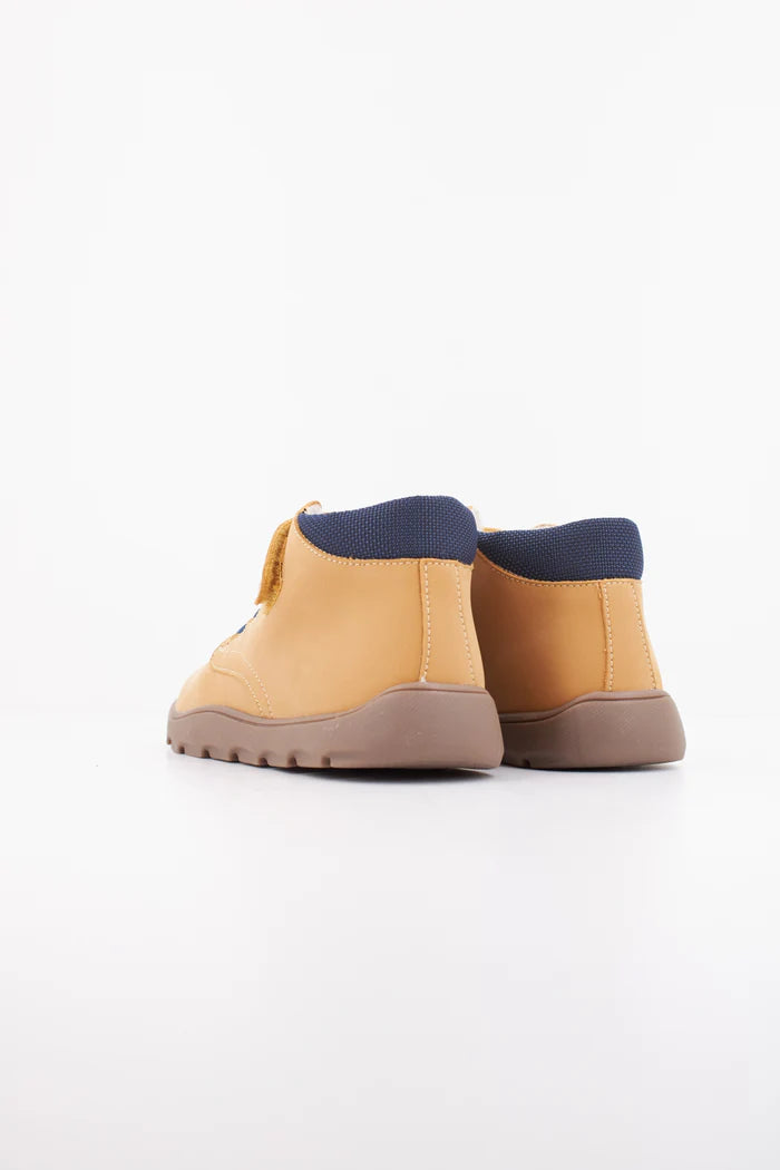 Par de botas Pablosky Barefoot Nobuck Tech Ambra, vista traseira, com sola flexível e gola acolchoada.