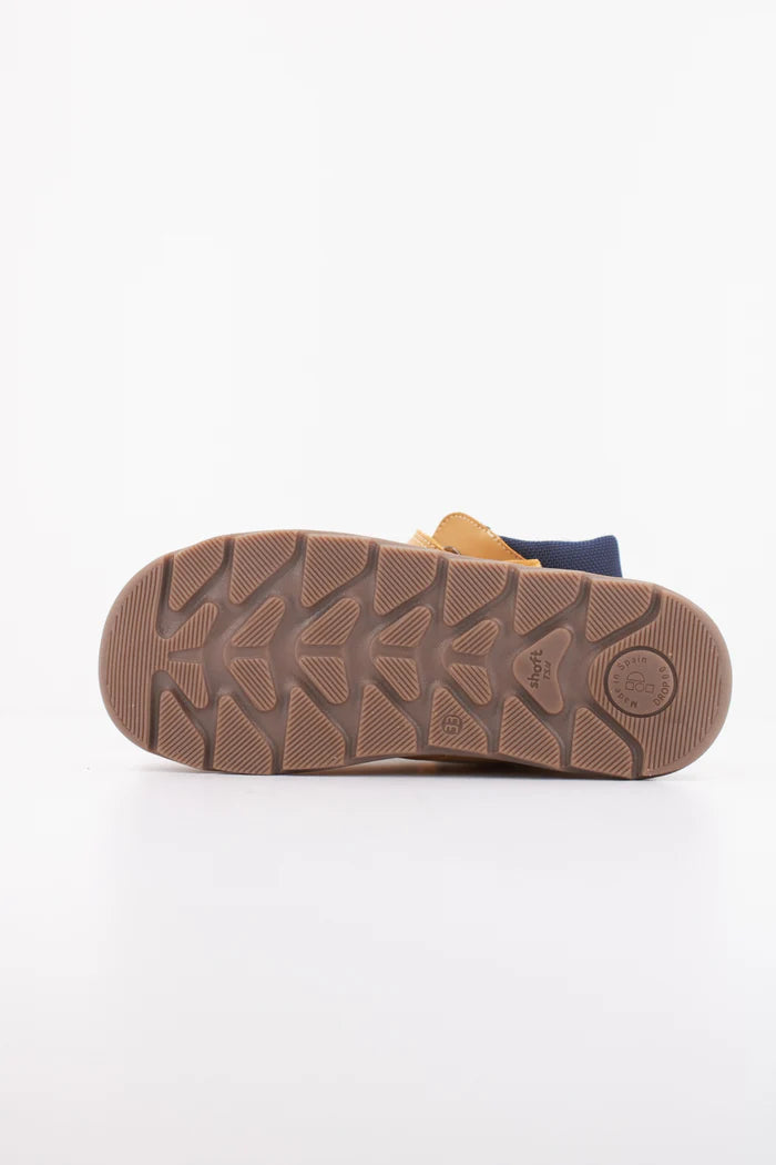 Sola antiderrapante e flexível da bota Pablosky Barefoot Nobuck Tech Ambra, com padrão e logo Eco System.