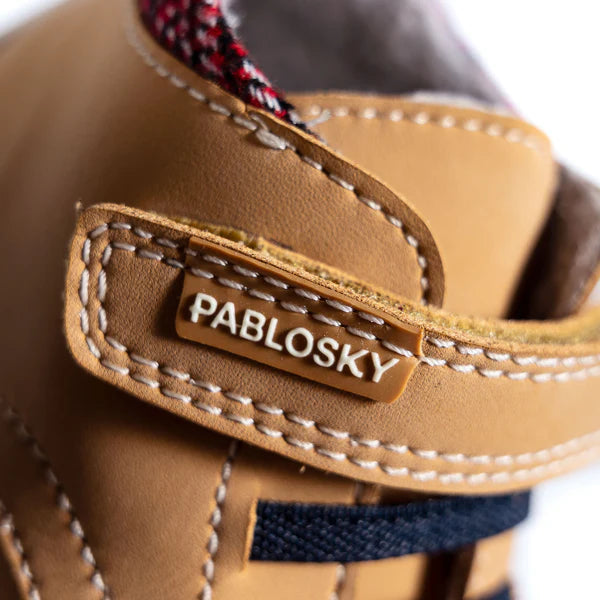 Detalhe do fecho aderente da bota Pablosky Barefoot Nobuck Tech Ambra Térmica, com o logótipo Pablosky.