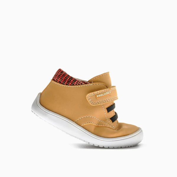 Bota Pablosky Barefoot Nobuck Tech Ambra Térmica, vista lateral. Calçado flexível com sola antiderrapante e fecho aderente.