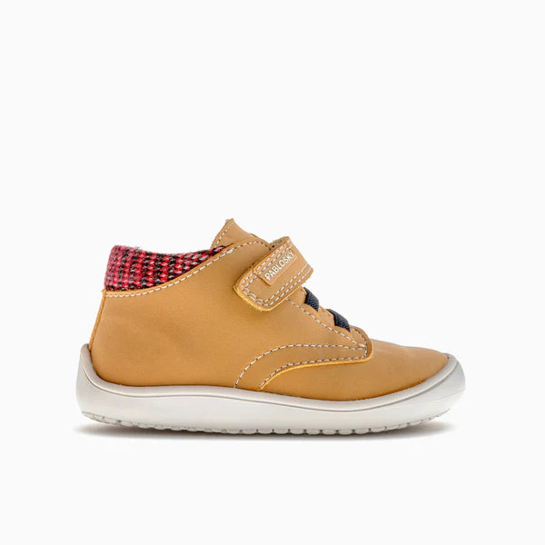 Bota infantil Pablosky Barefoot Nobuck Tech Ambra Térmica, vista lateral. Calçado bege com sola flexível e forro térmico.