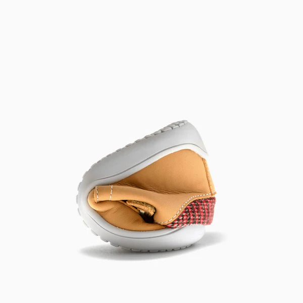 Bota Pablosky Barefoot Nobuck Tech Ambra Térmica dobrada, a demonstrar a flexibilidade da sola SUPERFLEX.