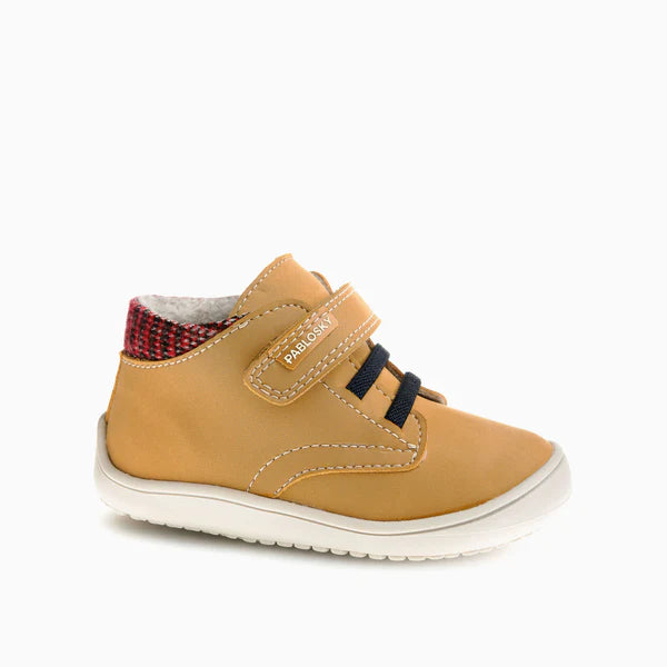 Bota Pablosky Barefoot Nobuck Tech Ambra Térmica, vista lateral. Calçado infantil bege com fecho aderente e forro térmico xadrez.